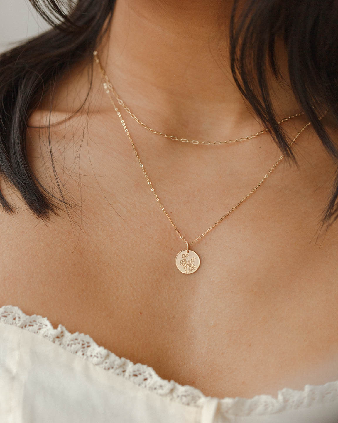 Birth Flower Necklace – April Daisy Sterling Silver Pendant With Chain – Floral Round Disc Necklace, Gift For Women